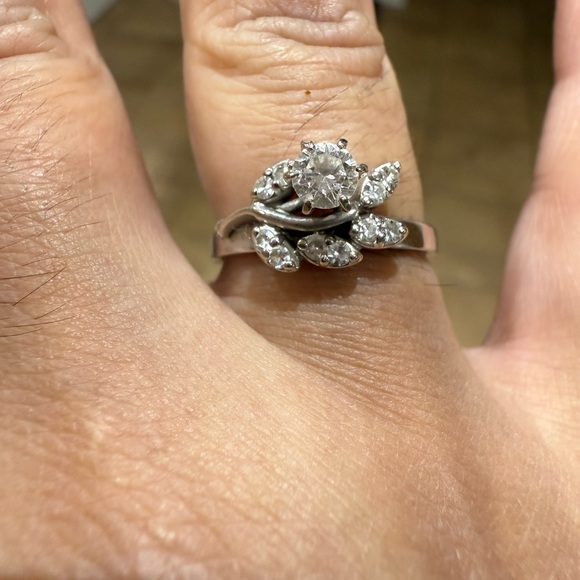 14k White gold ring, Size 6 with REAL Diamonds. Comes with appraisal - Picture 16 of 16